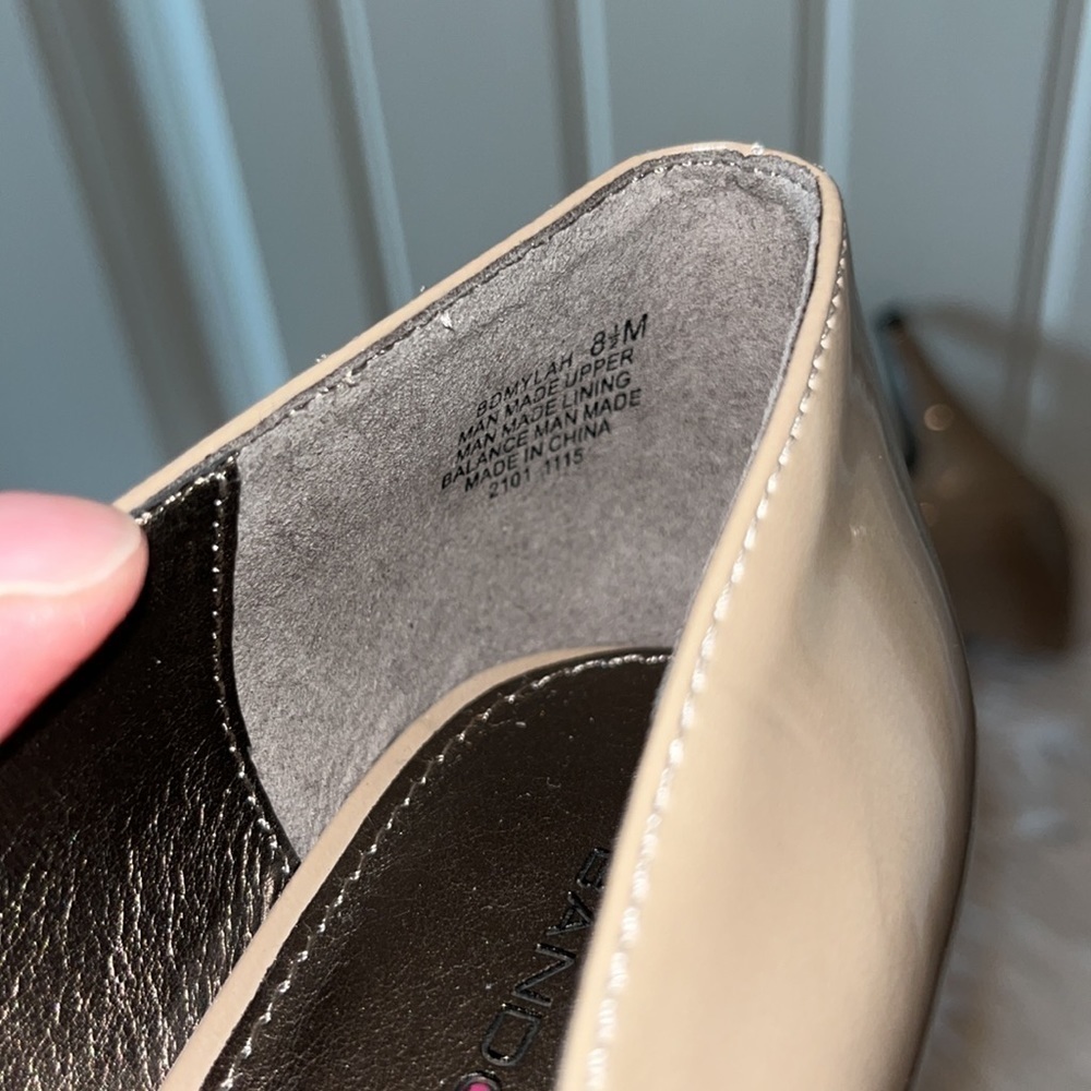 Bandolino peep toe tan taupe neutral faux patent leather heel pump size 8.5 - Picture 10 of 11